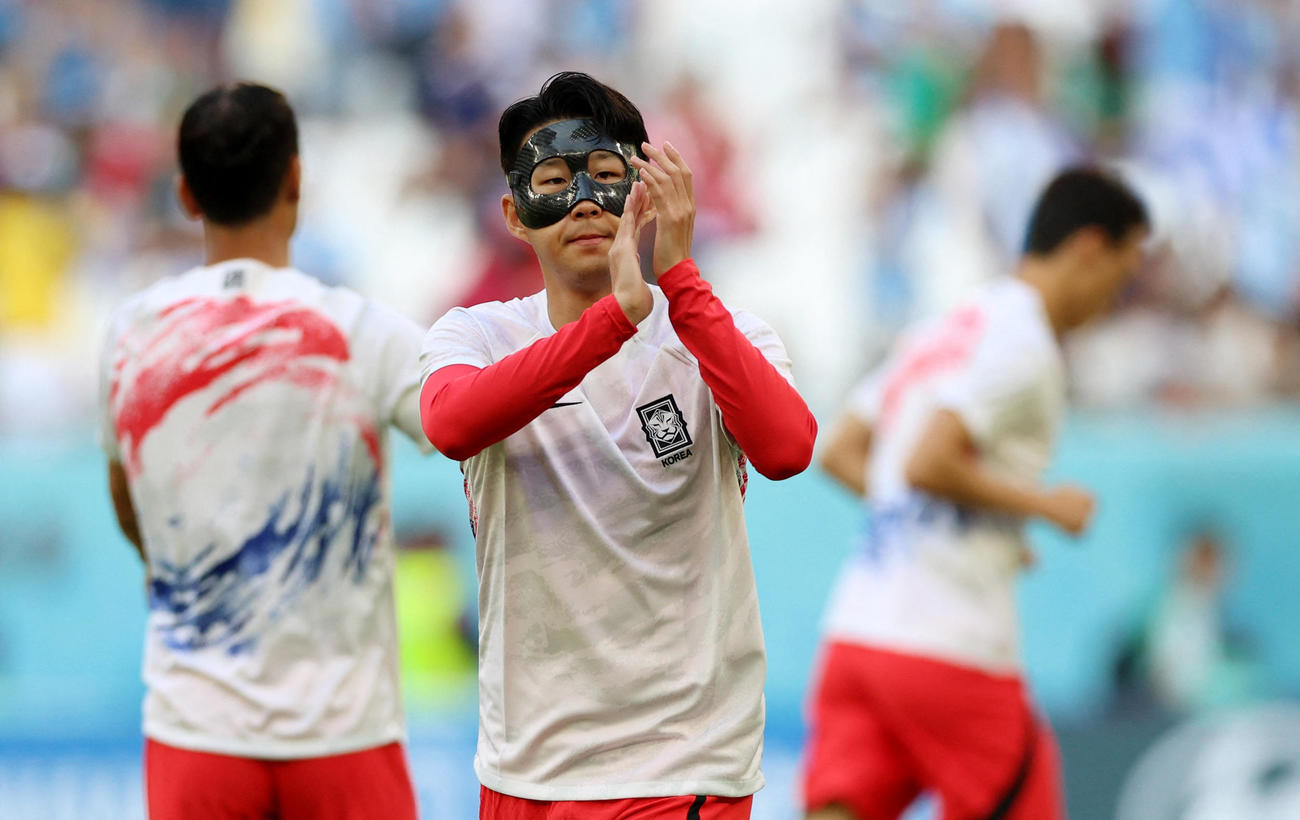 試合前、サポーターに拍手する孫興民（ロイター）