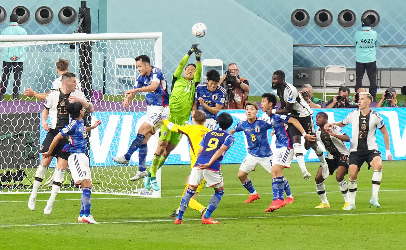 日本対ドイツ　後半、試合終了間際、パンチングでクリアするGK権田（左から5人目）（撮影・江口和貴）