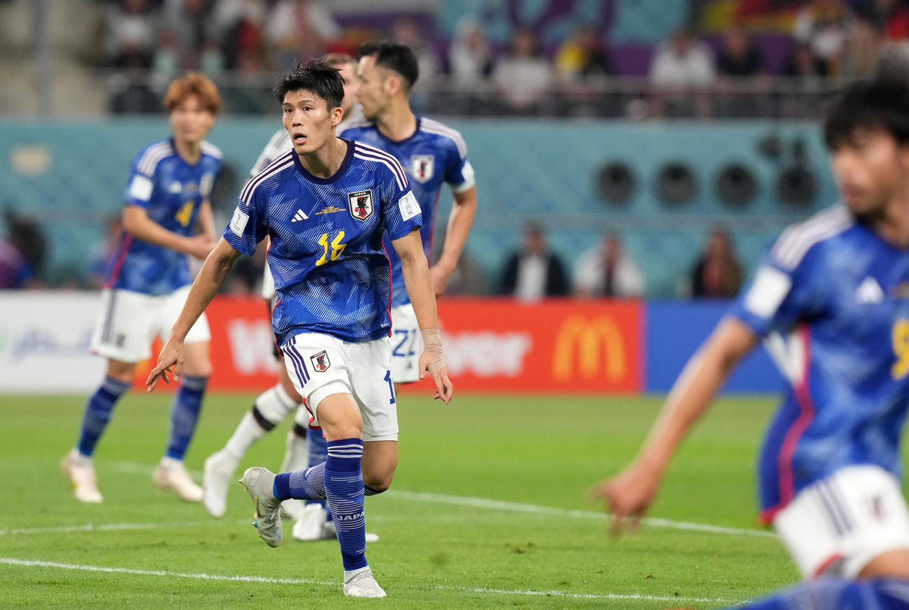 日本対ドイツ　後半、守備をする冨安（撮影・パオロ・ヌッチ）
