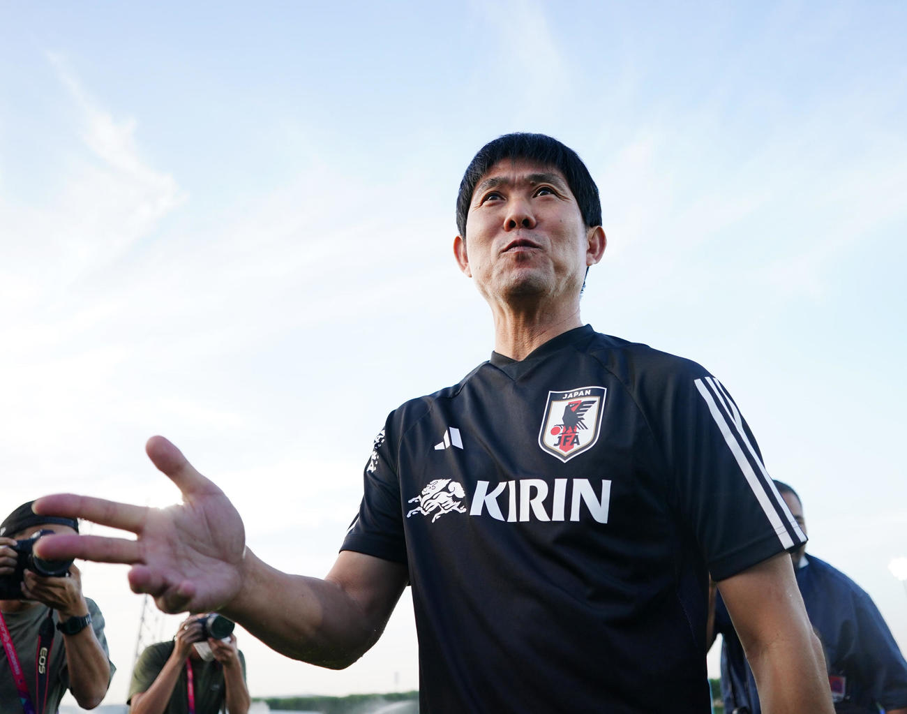 練習前、取材に応じた森保監督（撮影・江口和貴）