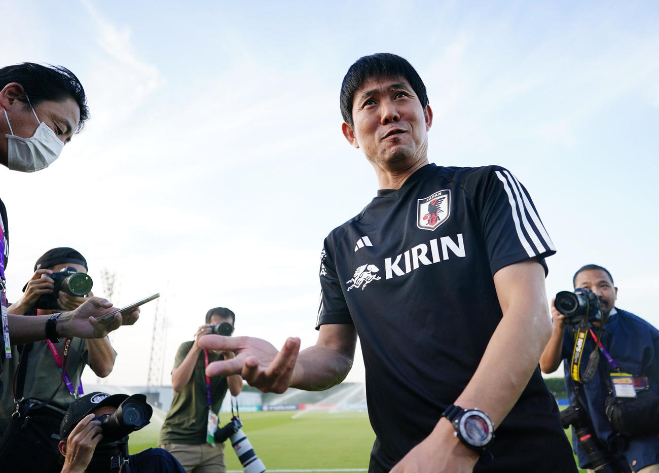 練習前、取材に応じた森保監督（撮影・江口和貴）