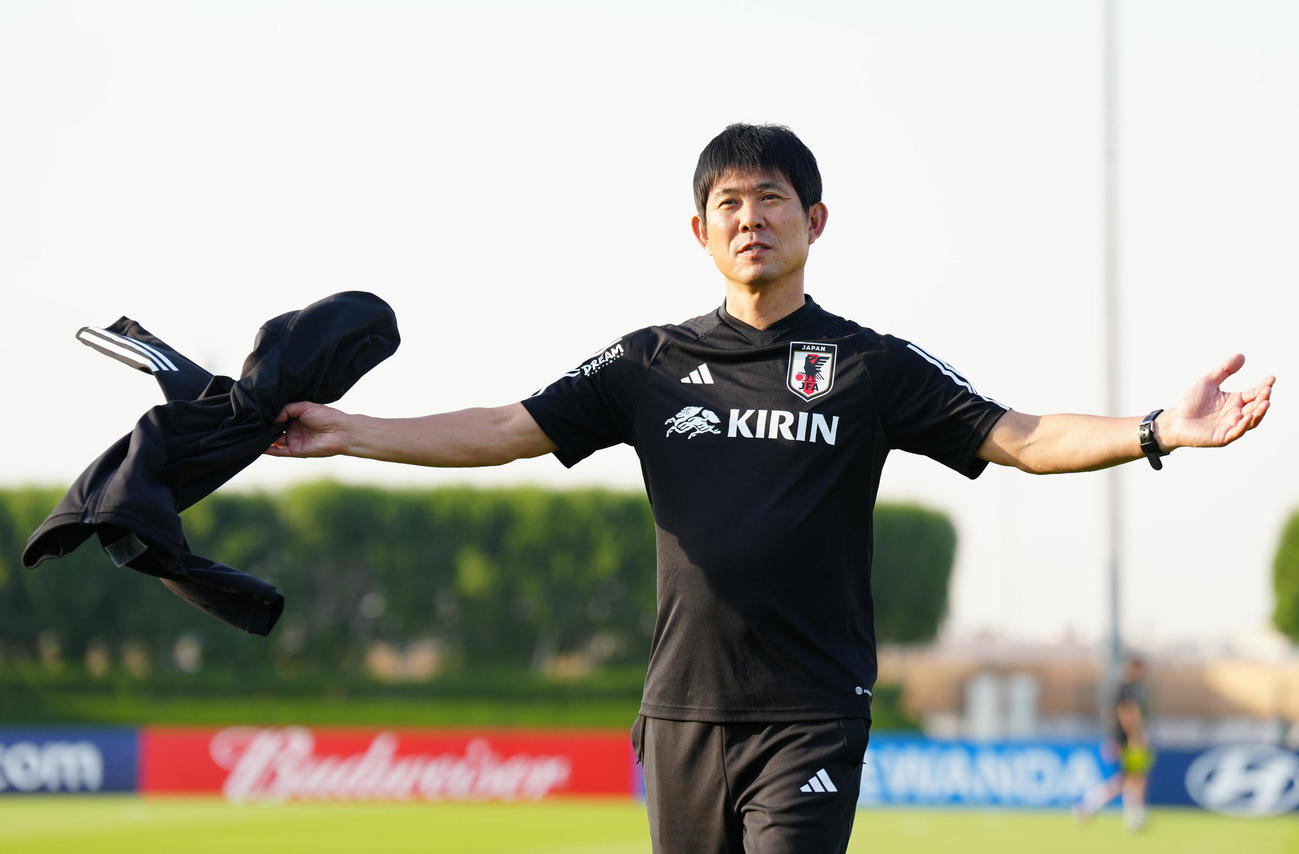 練習前、手を広げる森保監督（撮影・江口和貴）