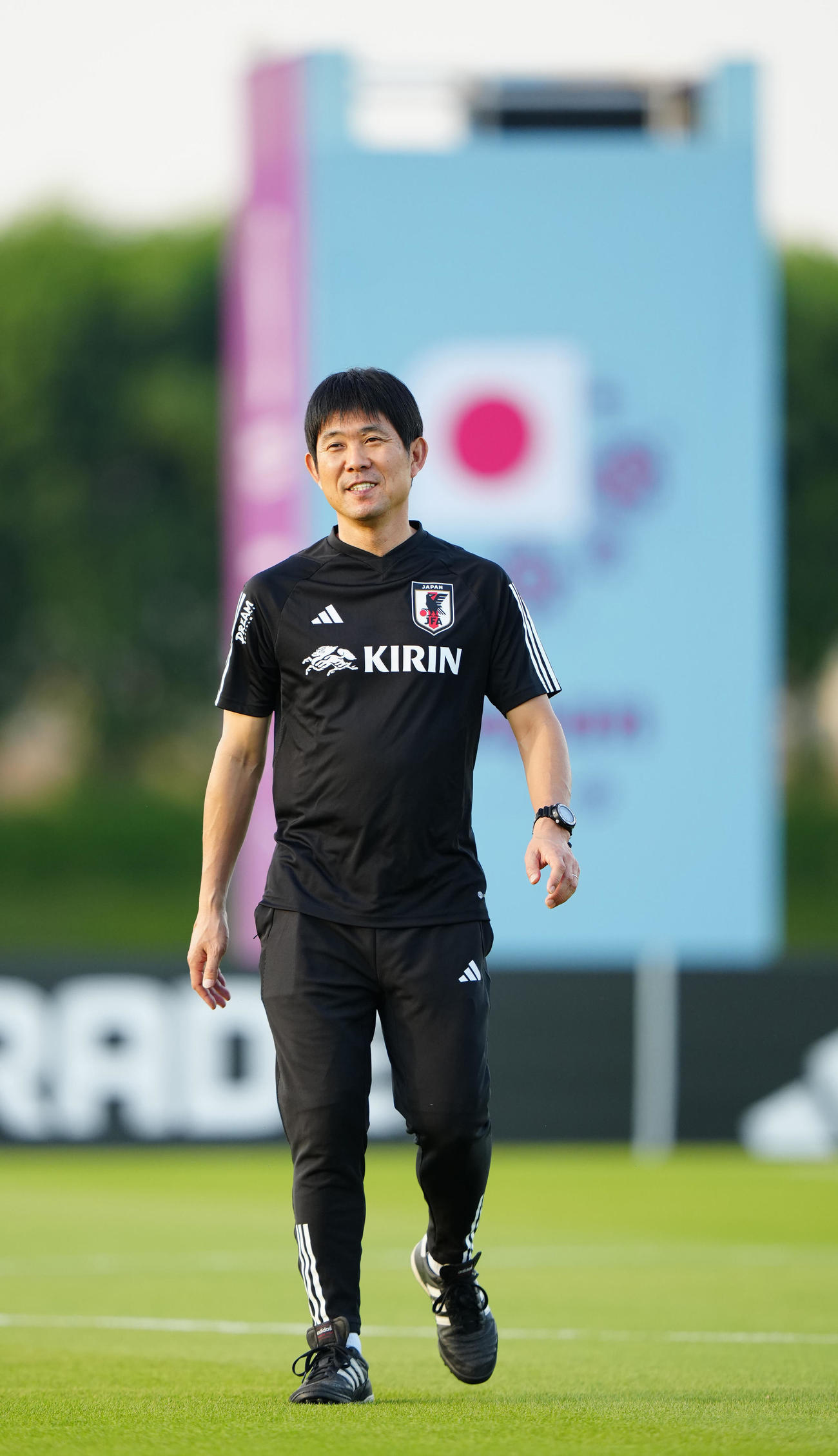 練習前、取材に向かう森保監督（撮影・江口和貴）