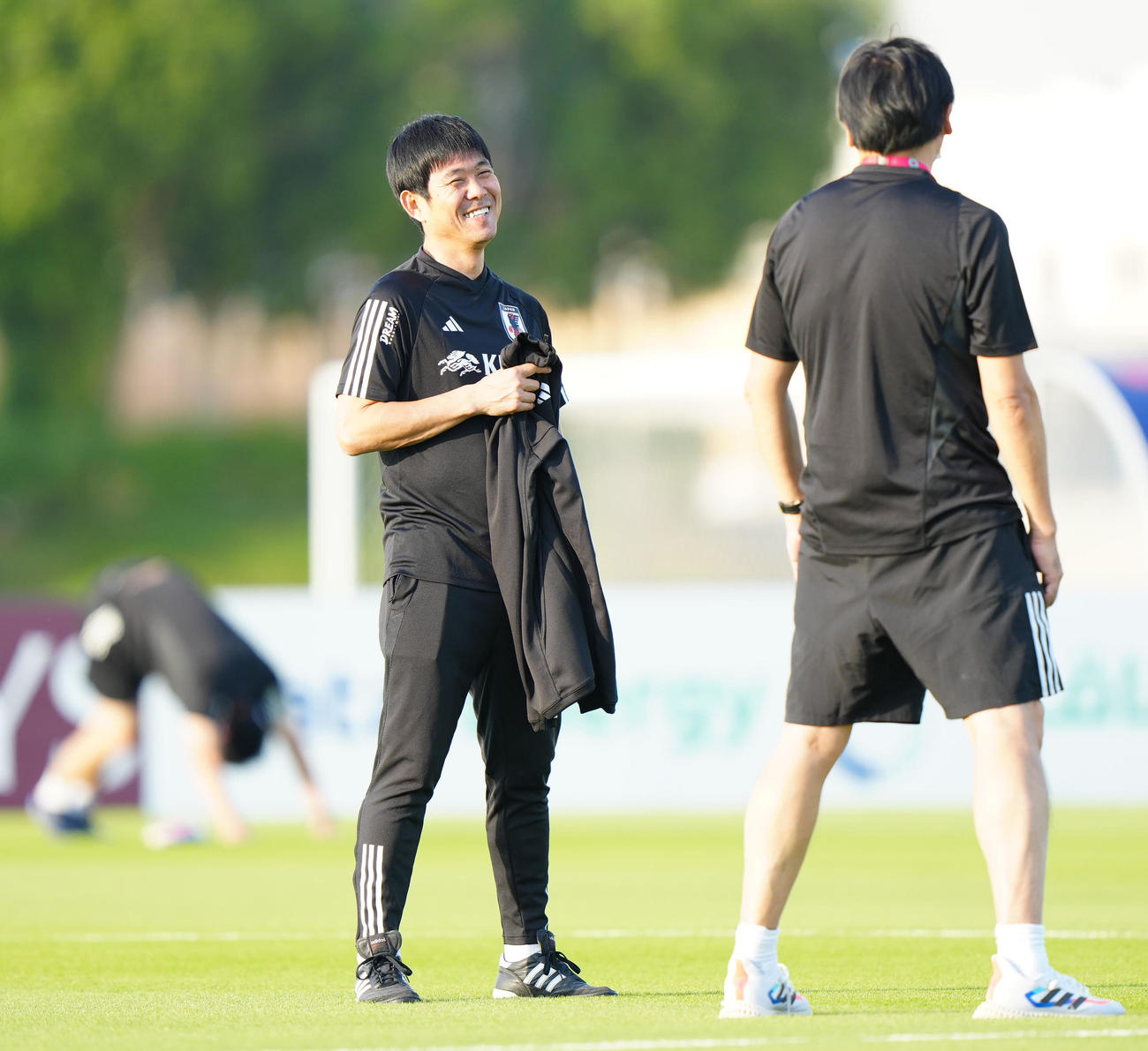 練習前、笑顔を見せる森保監督（撮影・江口和貴）