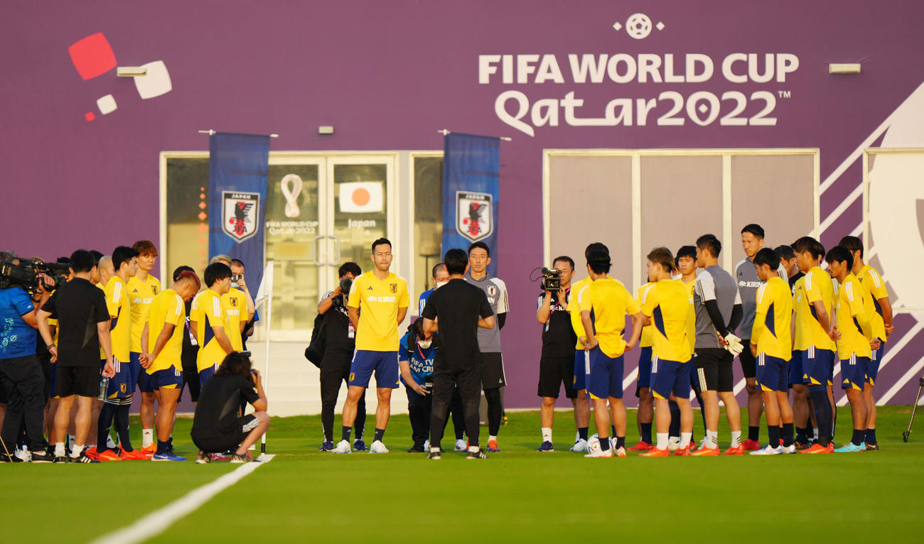 練習前、円陣で森保監督の話を聞くサッカー日本代表の選手たち（撮影・江口和貴）