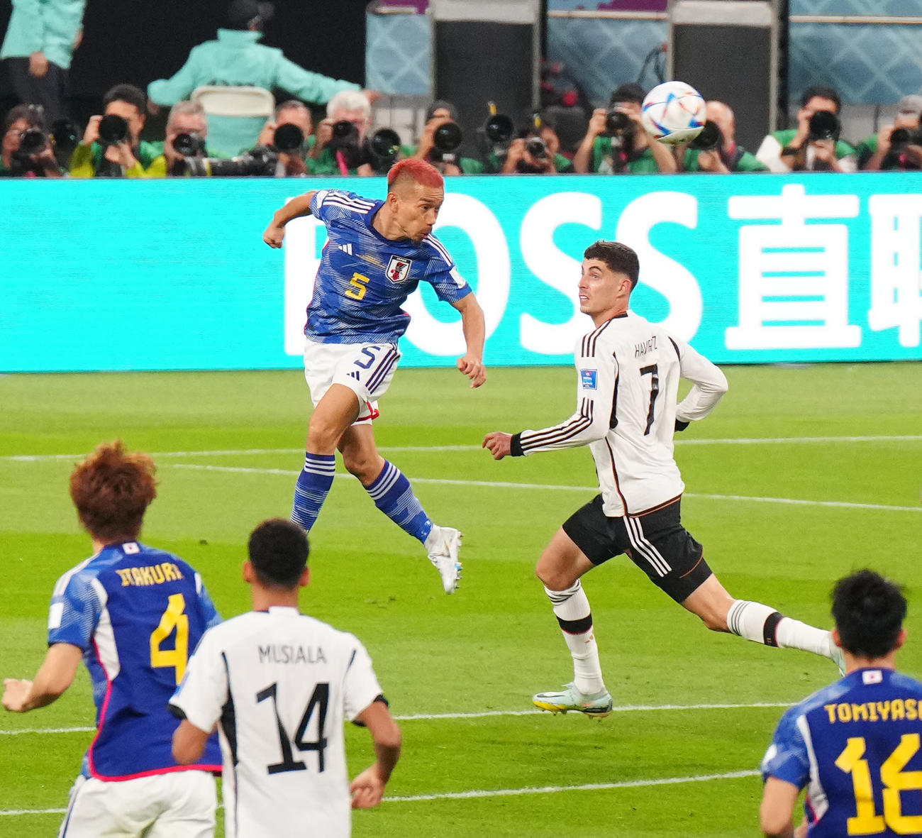 日本対ドイツ　後半、ヘディングでクリアする長友（撮影・江口和貴）