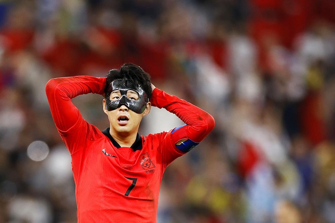 ウルグアイ―韓国　後半、好機にシュートを外し、頭を抱える韓国の孫興民＝アルラヤン（共同）