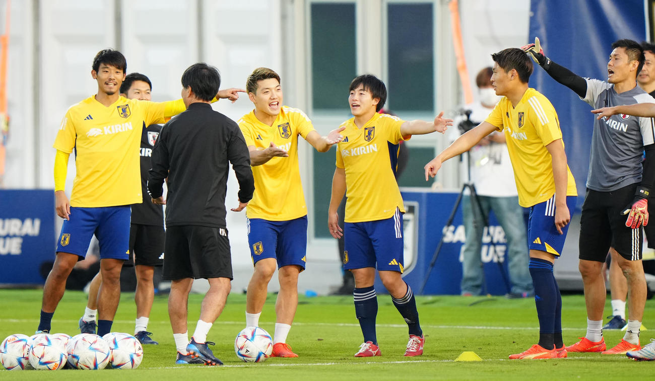 練習中、アピールする堂安（左から4人目）らサッカー日本代表の選手たち。左から守田、3人おいて相馬、町野、GK川島（撮影・江口和貴）