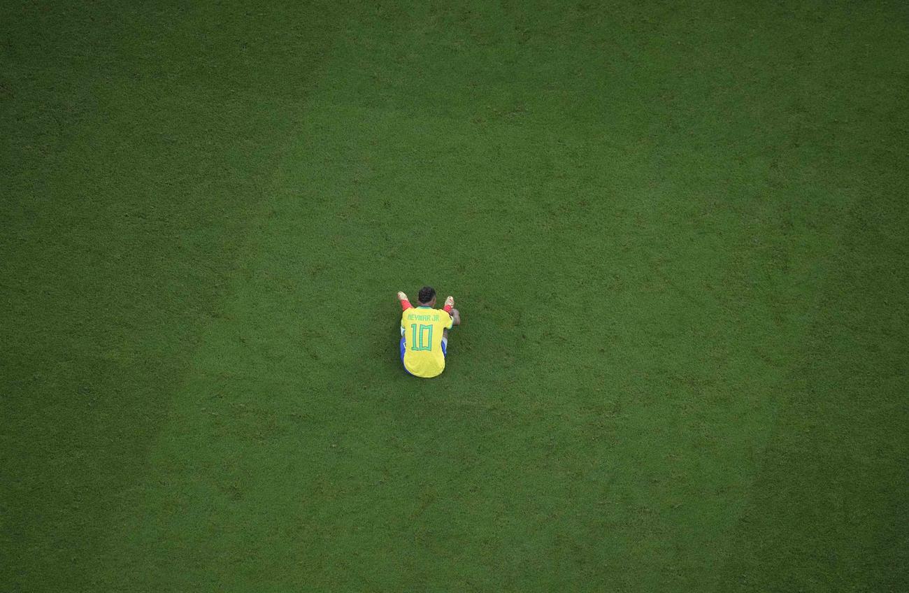 FIFAワールドカップ（W杯）カタール大会　1次リーグG組　ピッチに座り込むブラジル・ネイマール（AP）