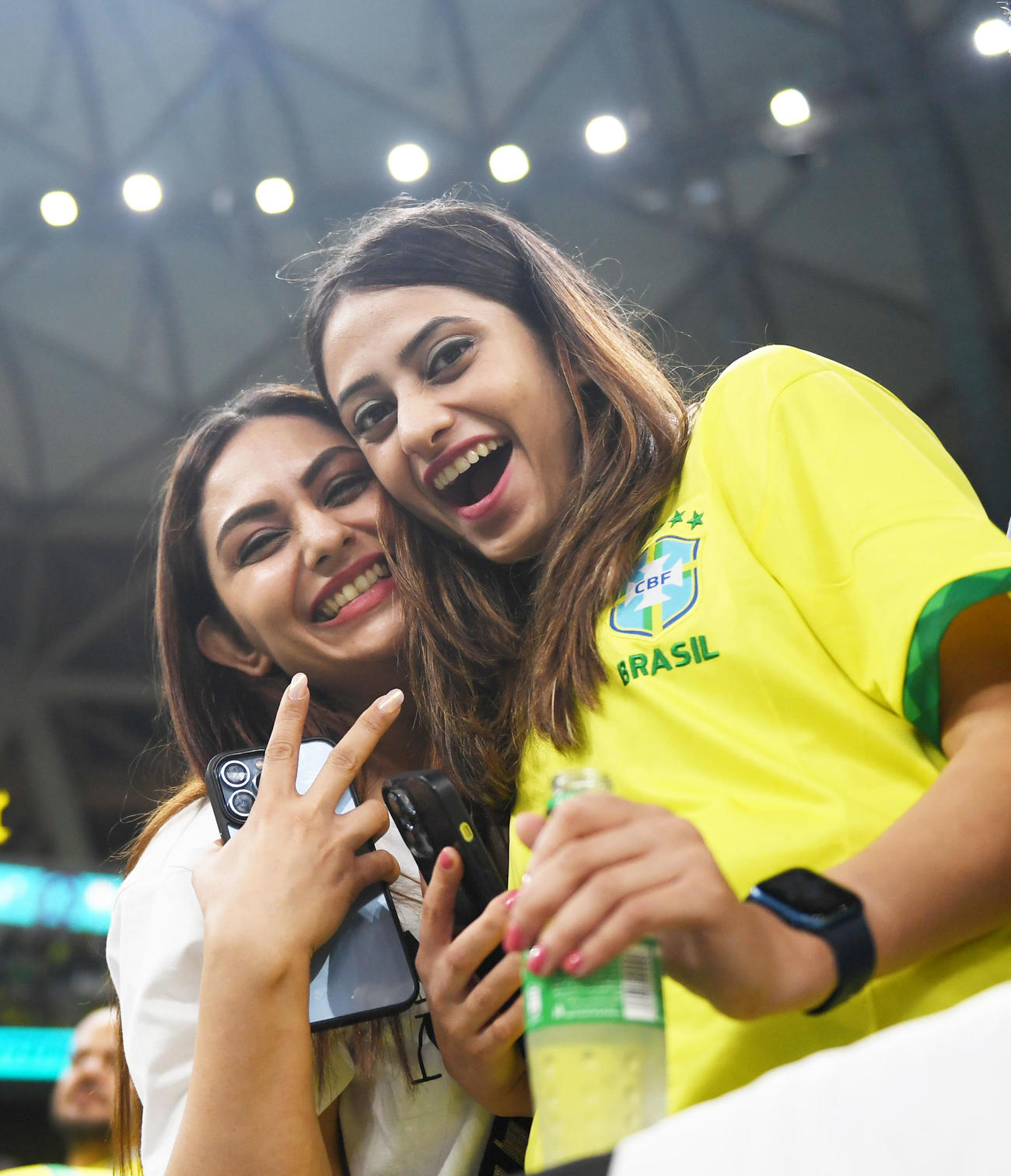 ブラジル対セルビア　試合前、笑顔を見せるブラジルサポーター（撮影・横山健太）