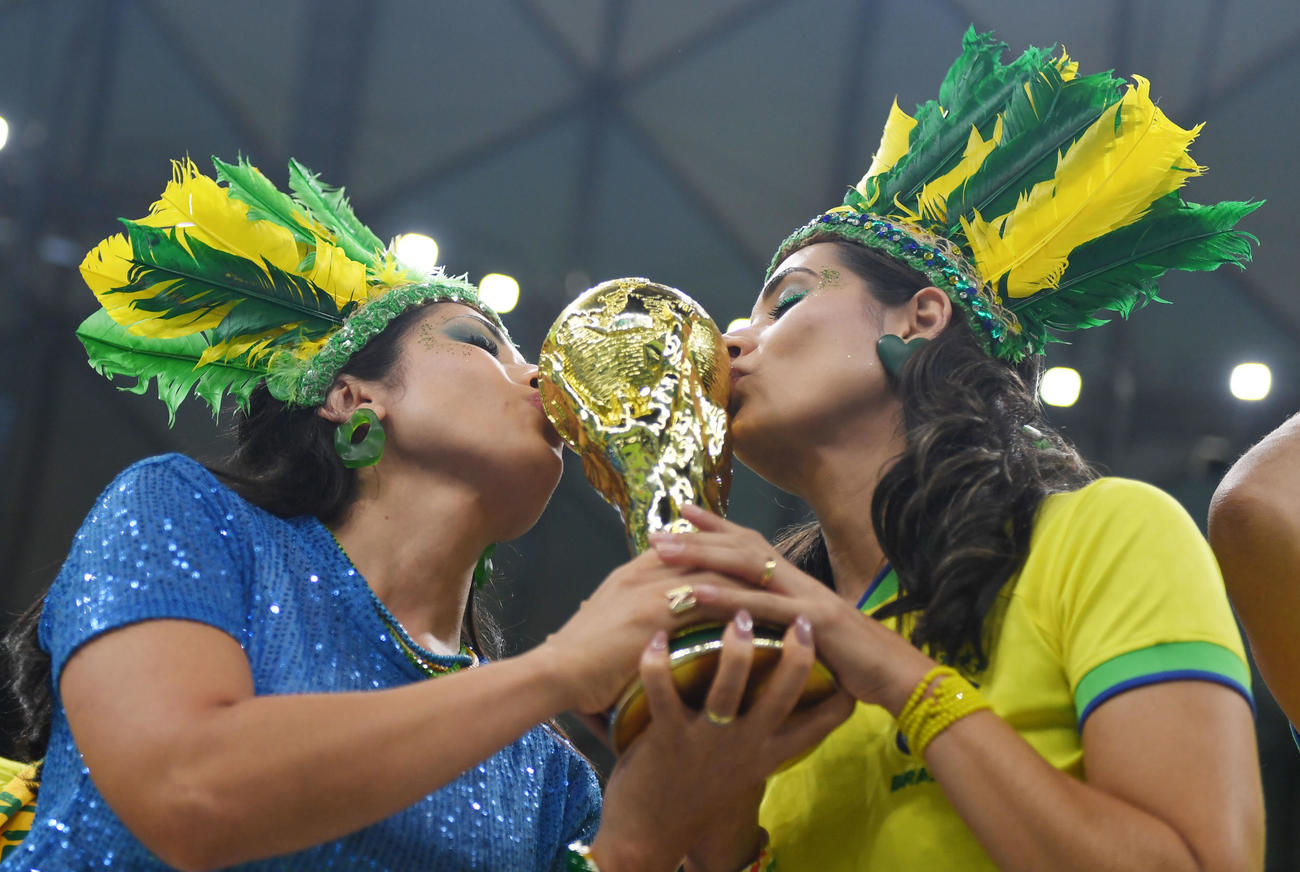 ブラジル対セルビア　試合前、W杯にキスをするブラジルサポーター（撮影・横山健太）
