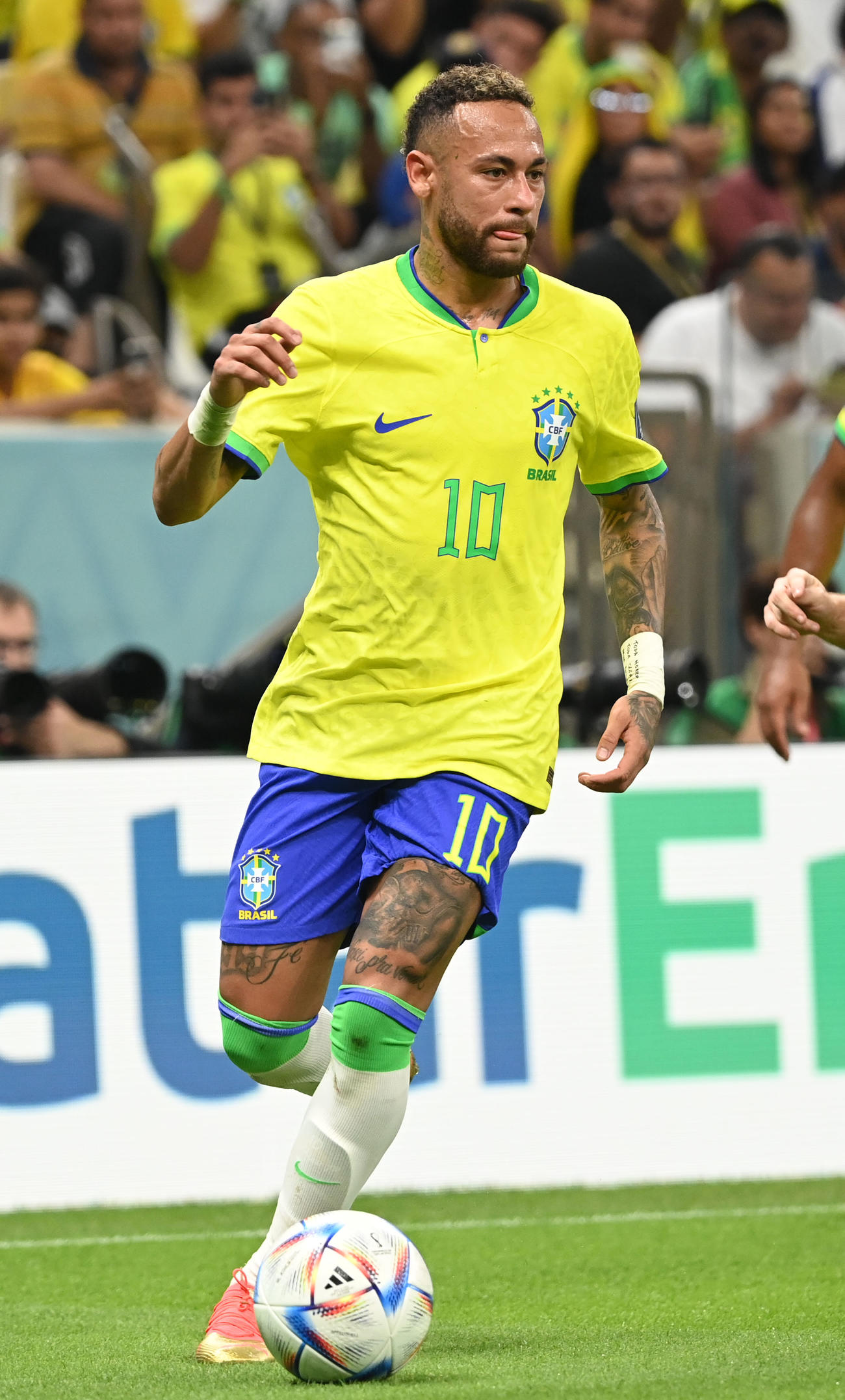 ブラジル対セルビア　前半、ドリブルするブラジル代表ネイマール（撮影・横山健太）