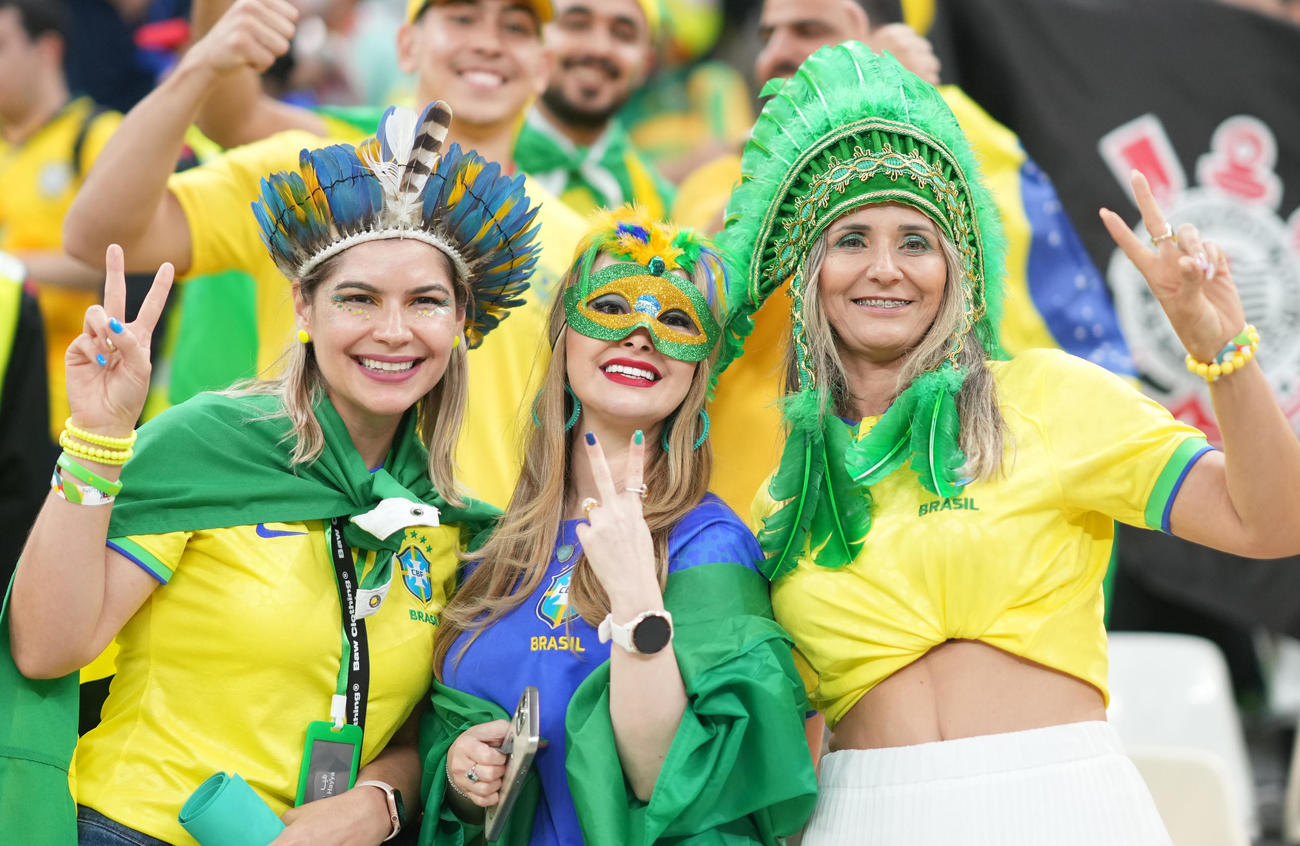 ブラジル対セルビア　試合前、笑顔を見せるブラジルサポーター（撮影・横山健太）