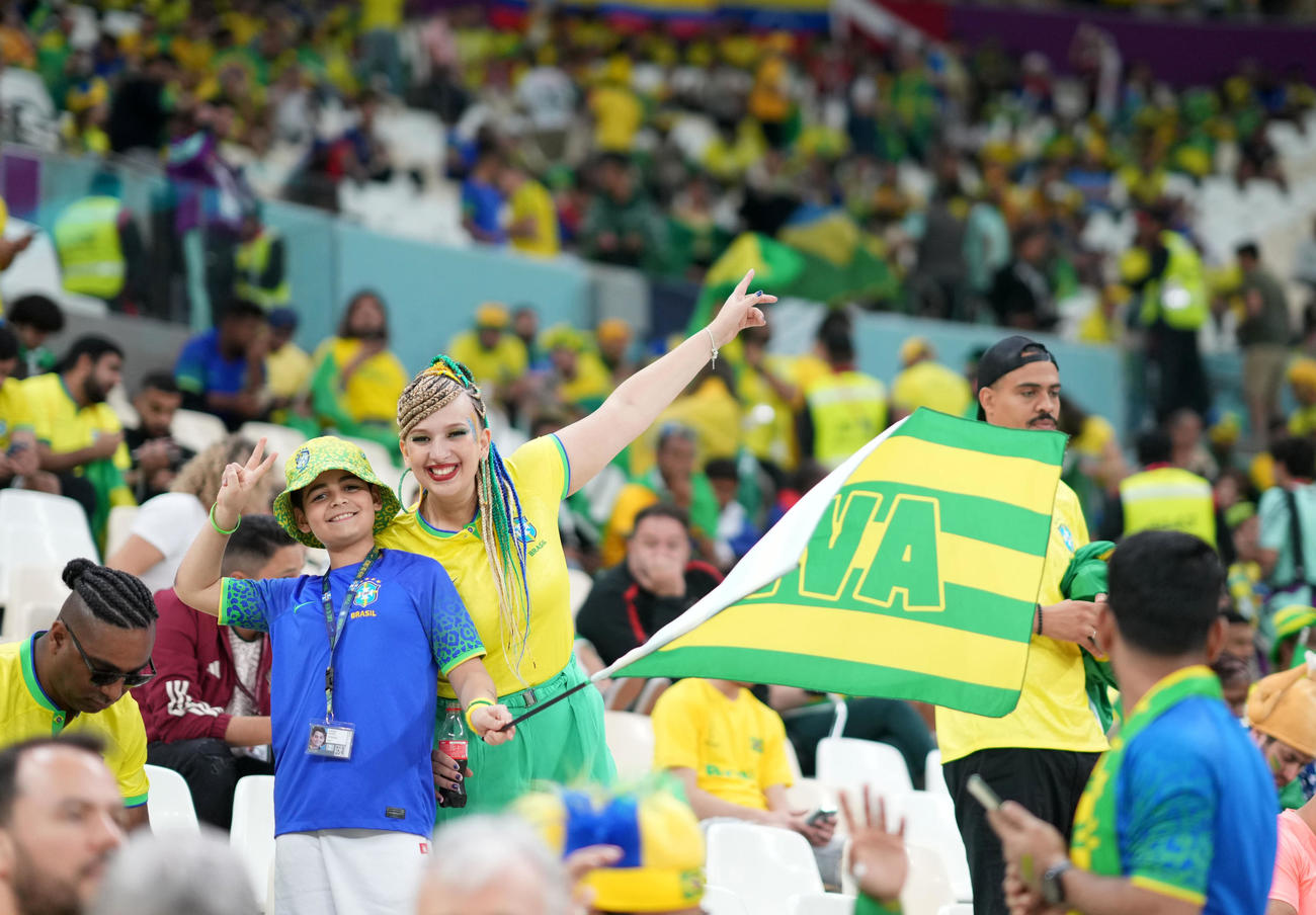 ブラジル対セルビア　試合前、笑顔を見せるブラジルサポーター（撮影・横山健太）