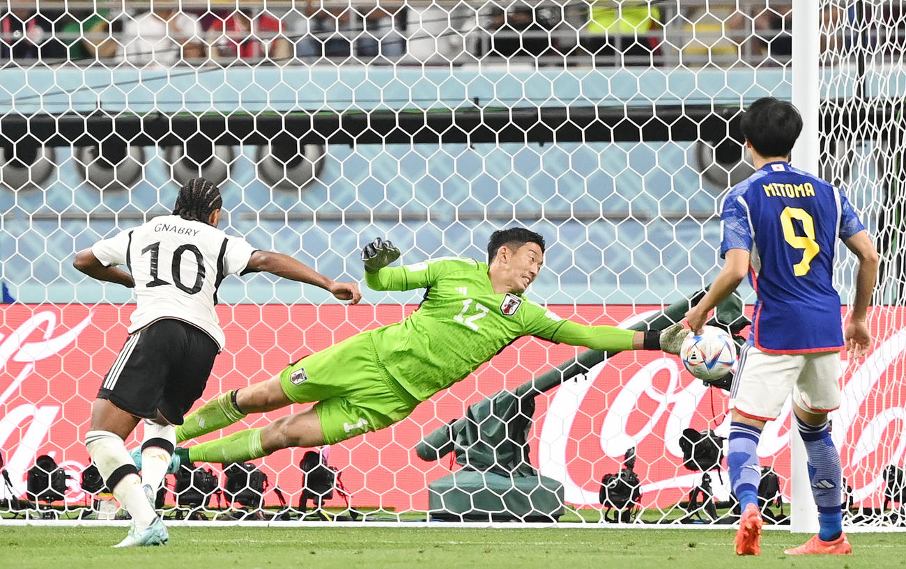 後半、ドイツ・ニャブリのシュートをブロックするGK権田（撮影・横山健太）