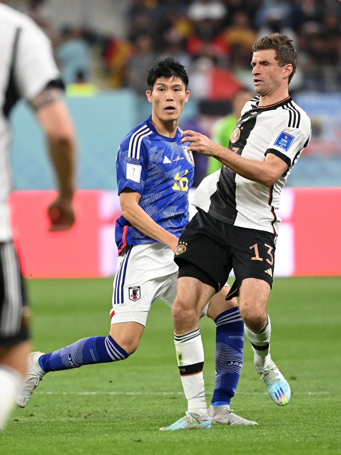 後半、ミュラー（右）をマークする冨安（撮影・横山健太）