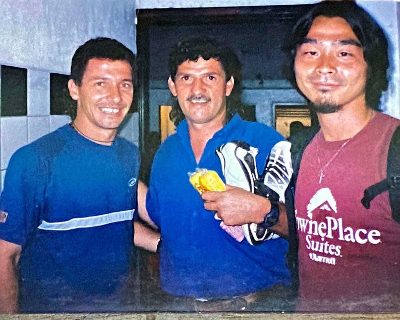 コスタリカ2部リーグでプレーした時に監督のマウリシオさん（中央）らと写真に収まる有坂哲さん（有坂さん提供）