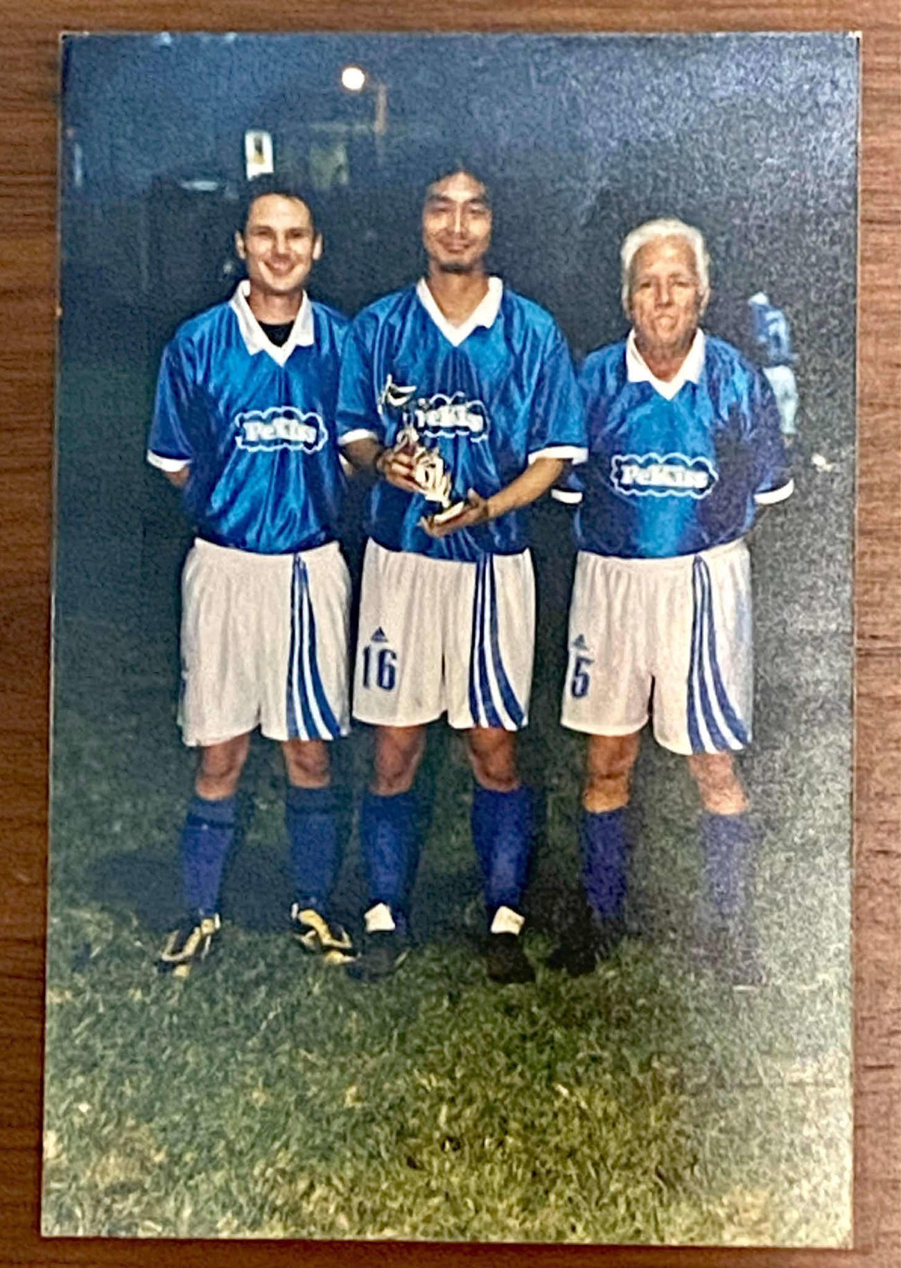 サッカー選手としてコスタリカでプレーしていた頃の有坂哲さん（中央）（有坂さん提供）