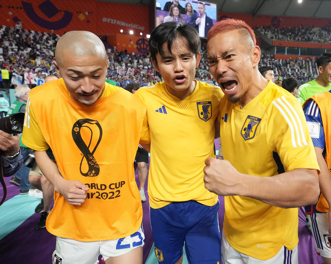 ドイツに勝利し歓喜する、右から長友、久保、前田（撮影・パオロ・ヌッチ）