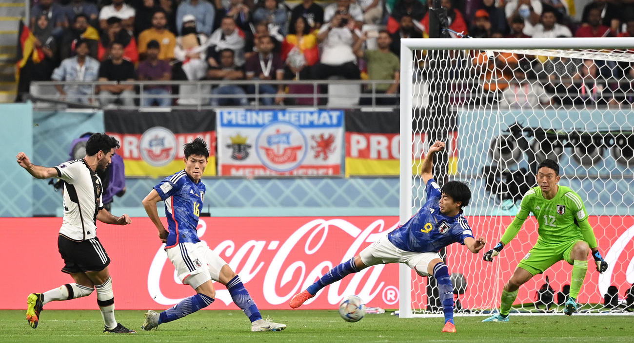 23日ドイツ戦でシュートを防ぐ冨安（左から2人目）