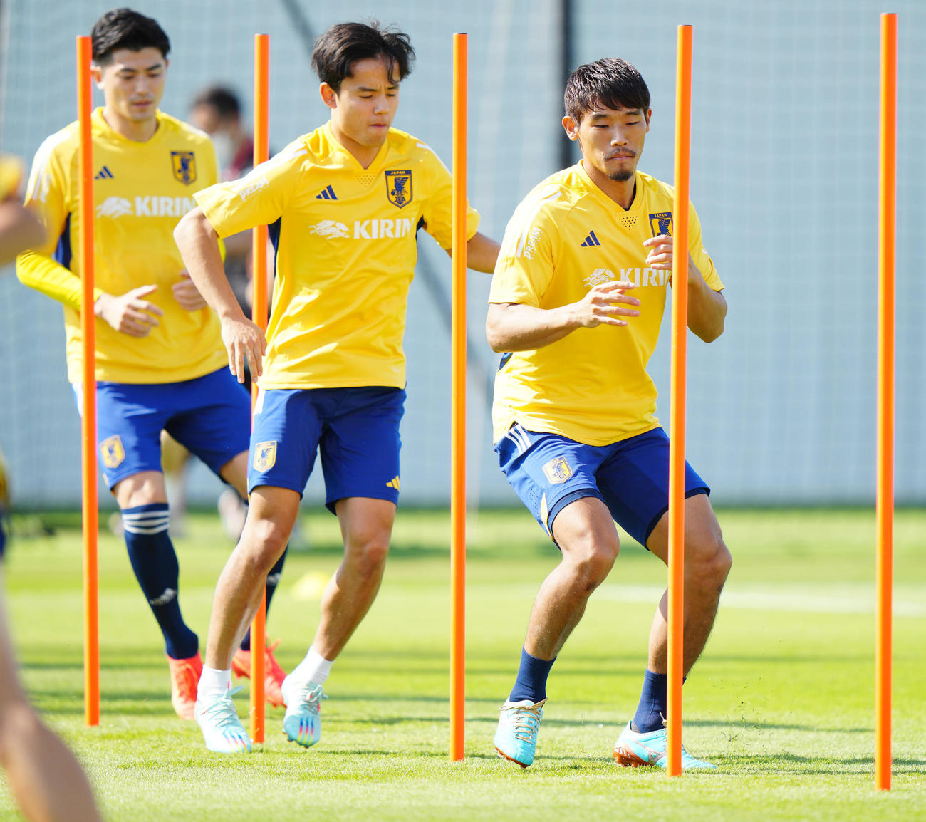 練習に臨む守田（右）。中央は久保、左は谷口（撮影・江口和貴）