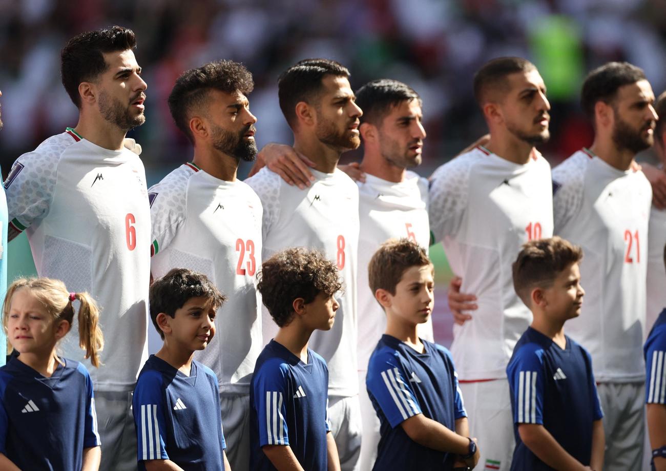 試合前に国家を斉唱するイラン選手（ロイター）