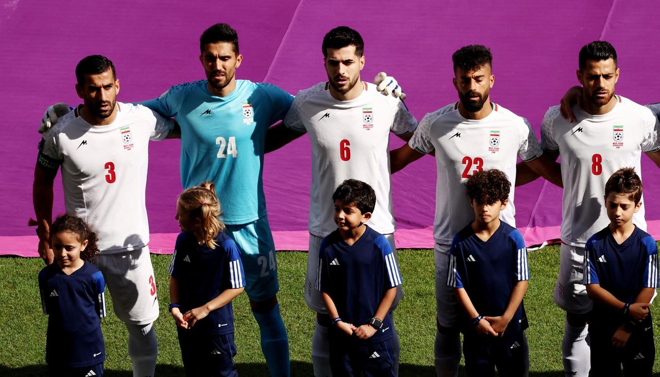 試合前に国家を斉唱するイラン選手（ロイター）