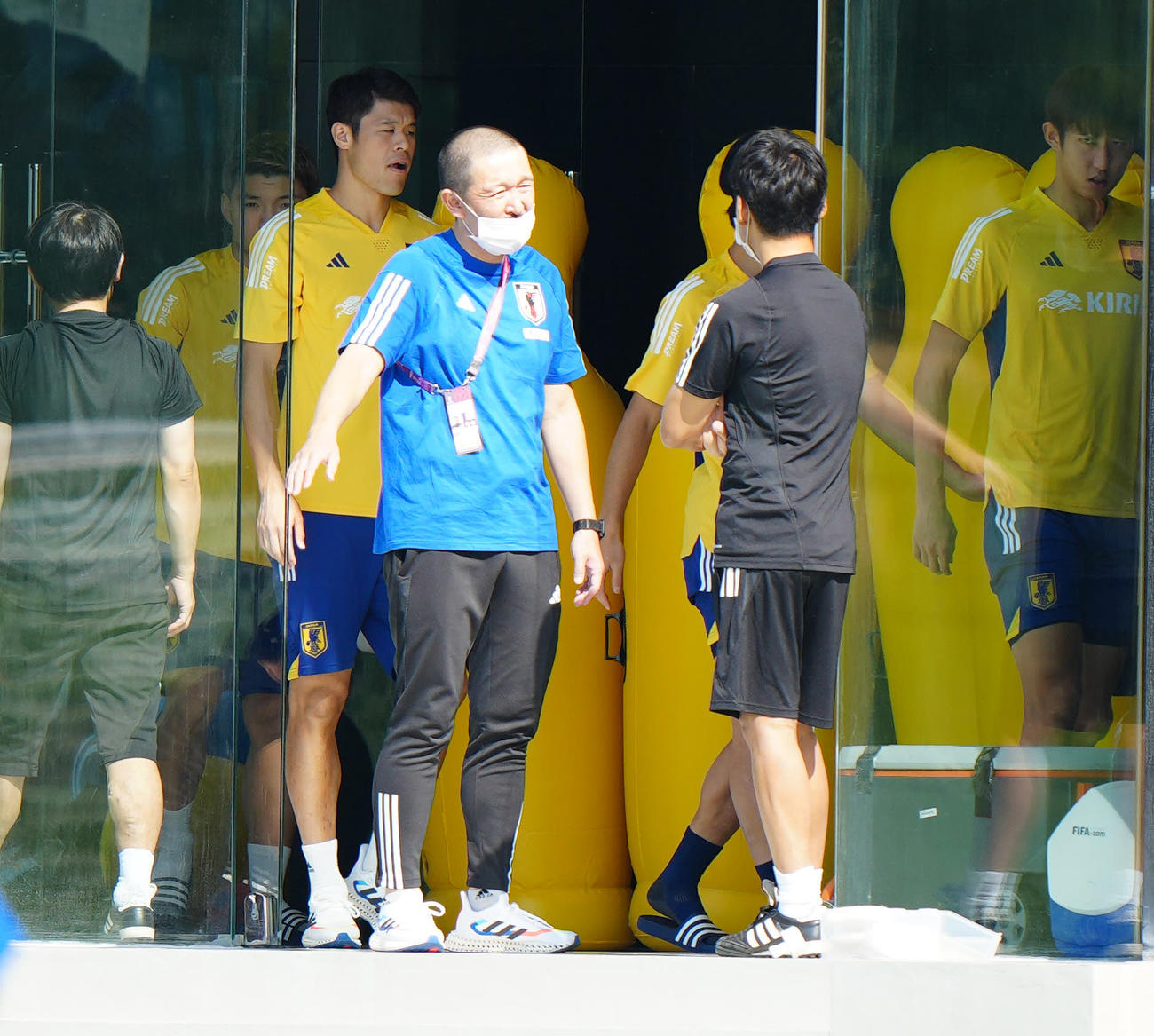 練習前、室内を移動する酒井（左から3人目）（撮影・江口和貴）