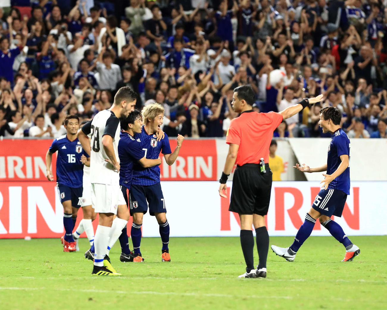 18年コスタリカ戦で代表初ゴールを決めガッツポーズで喜ぶ伊東純也（中央）