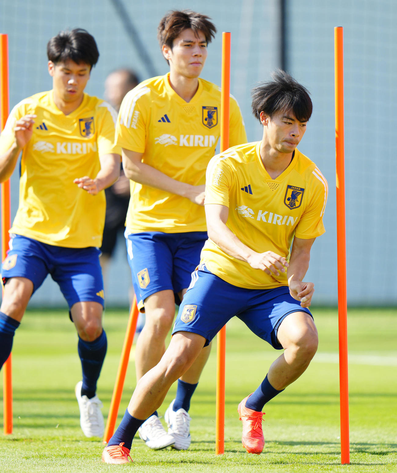 練習に臨む三笘（右）。中央は田中、左は山根（撮影・江口和貴）
