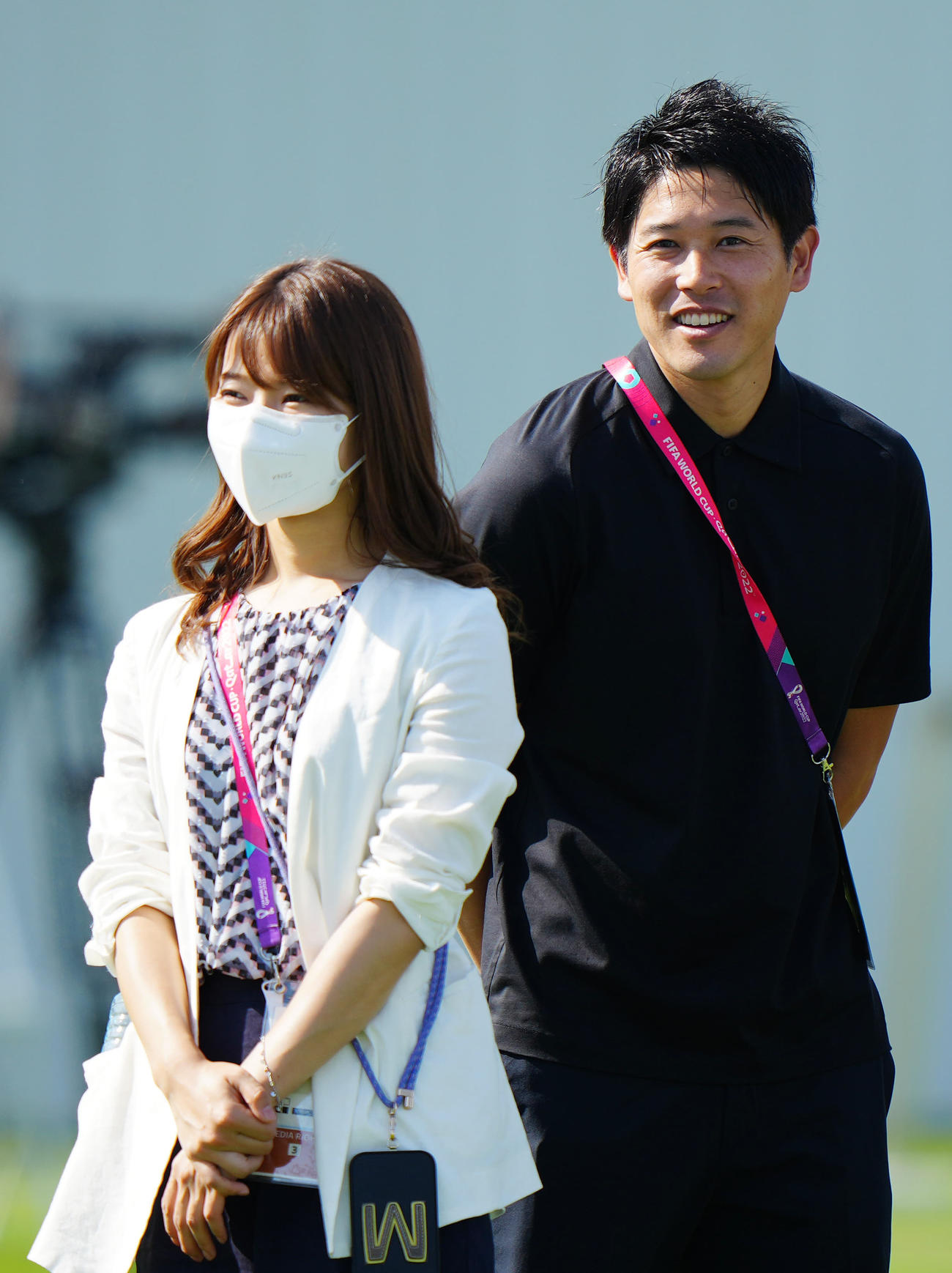 サッカー日本代表の練習を視察する内田氏（右）（撮影・江口和貴）