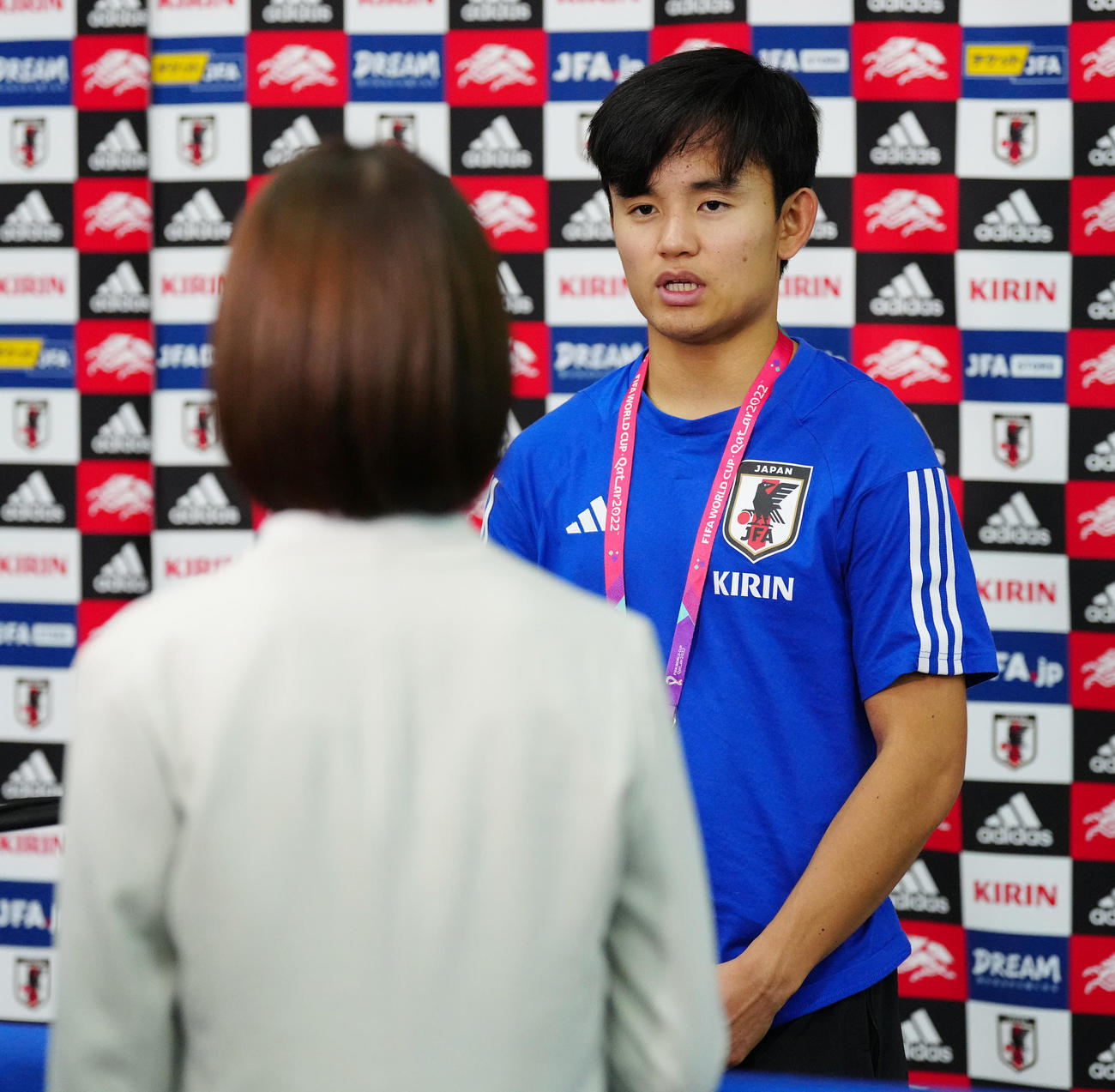 練習後、取材に応じる久保（撮影・江口和貴）