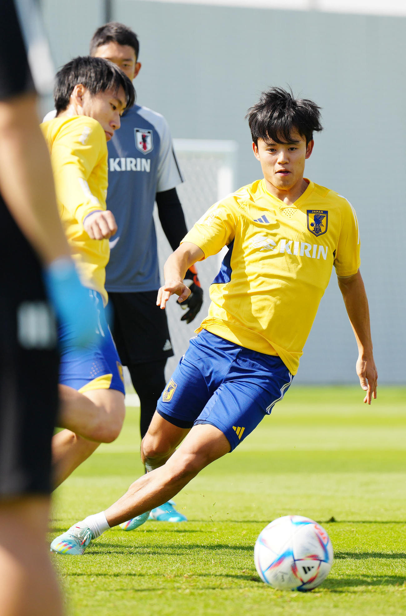 練習中、パス回しでボールをカットに向かう久保（右）（撮影・江口和貴）