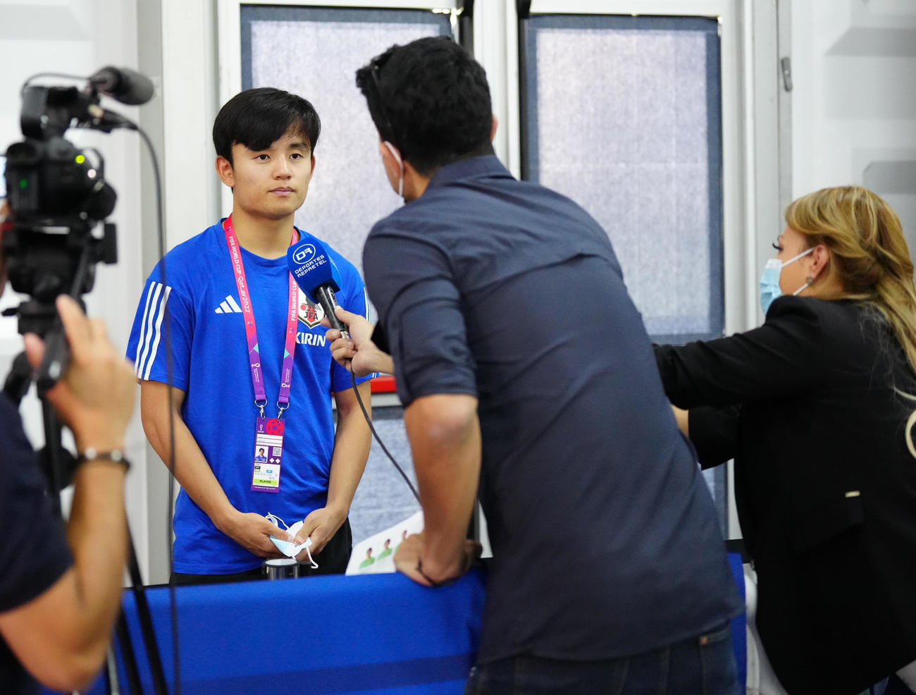 練習後、取材に応じる久保（左）（撮影・江口和貴）