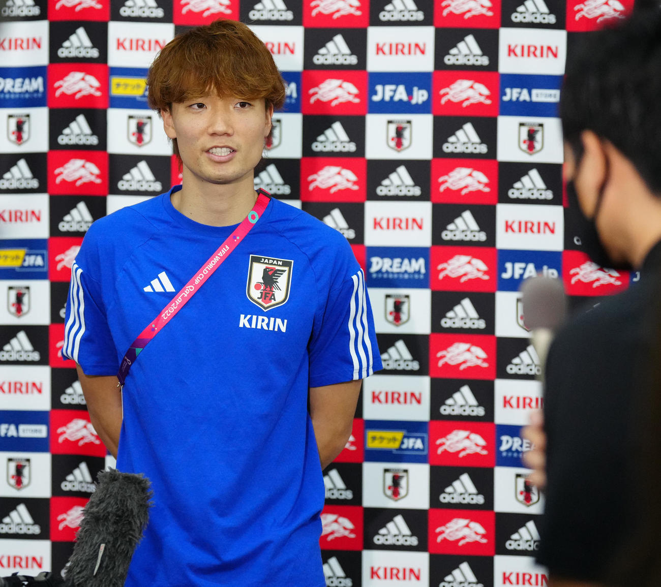 練習後、取材に応じる板倉（撮影・江口和貴）
