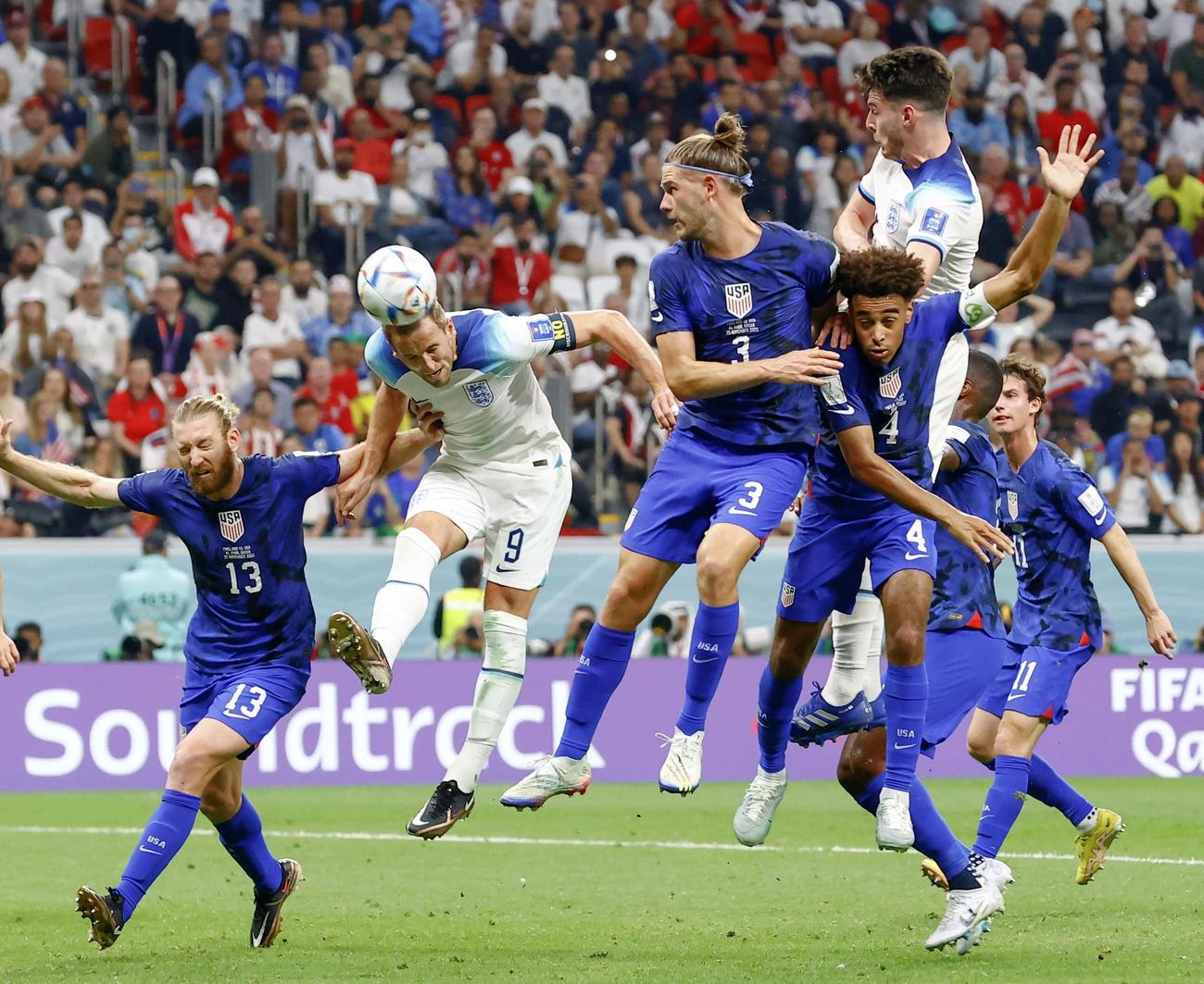 イングランド―米国　試合終了間際、ゴールを狙うイングランドのケーン（左から2人目）（共同）