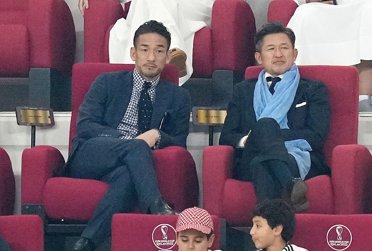 日本対ドイツ　試合を見つめる中田英寿氏（左）とカズ（2022年11月23日撮影・PNP）