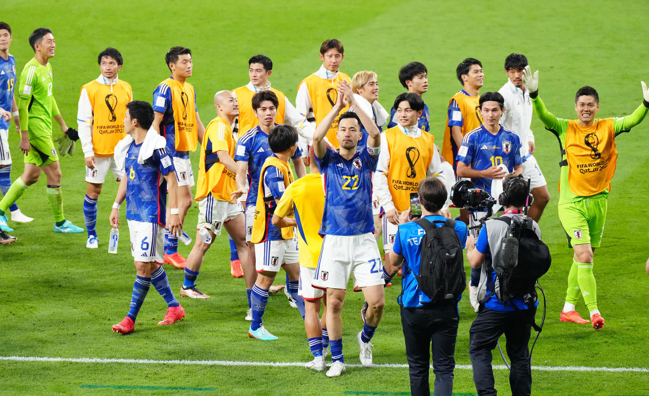 日本対ドイツ　試合後、客席にあいさつする吉田（中央）らサッカー日本代表の選手たち（2022年11月23日）