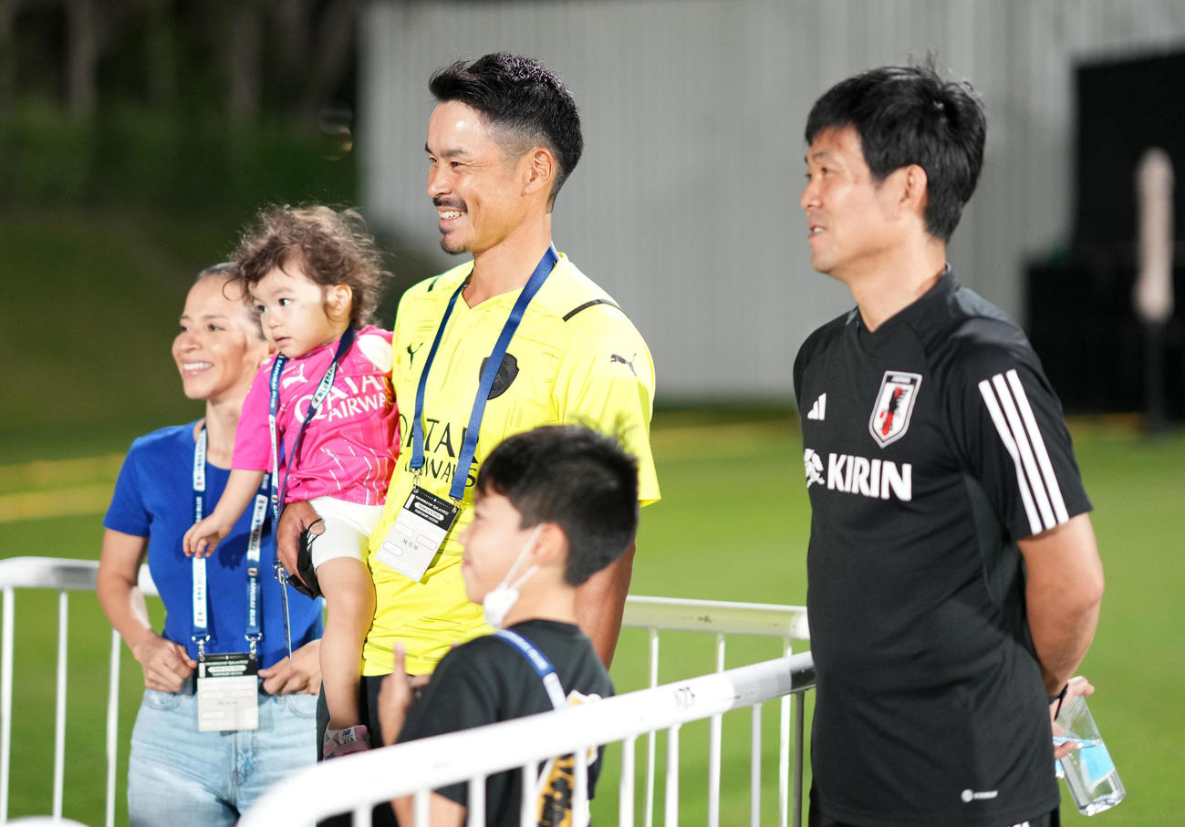森保監督（右）と記念撮影をするサッカー選手からすし職人に転向した林康太郎さん（同3人目）（撮影・横山健太）