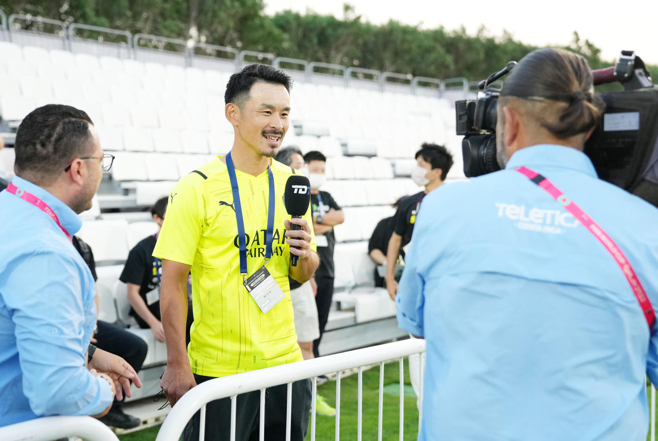 日本代表の練習に訪れたサッカー選手からすし職人に転向した林康太郎さん（撮影・横山健太）