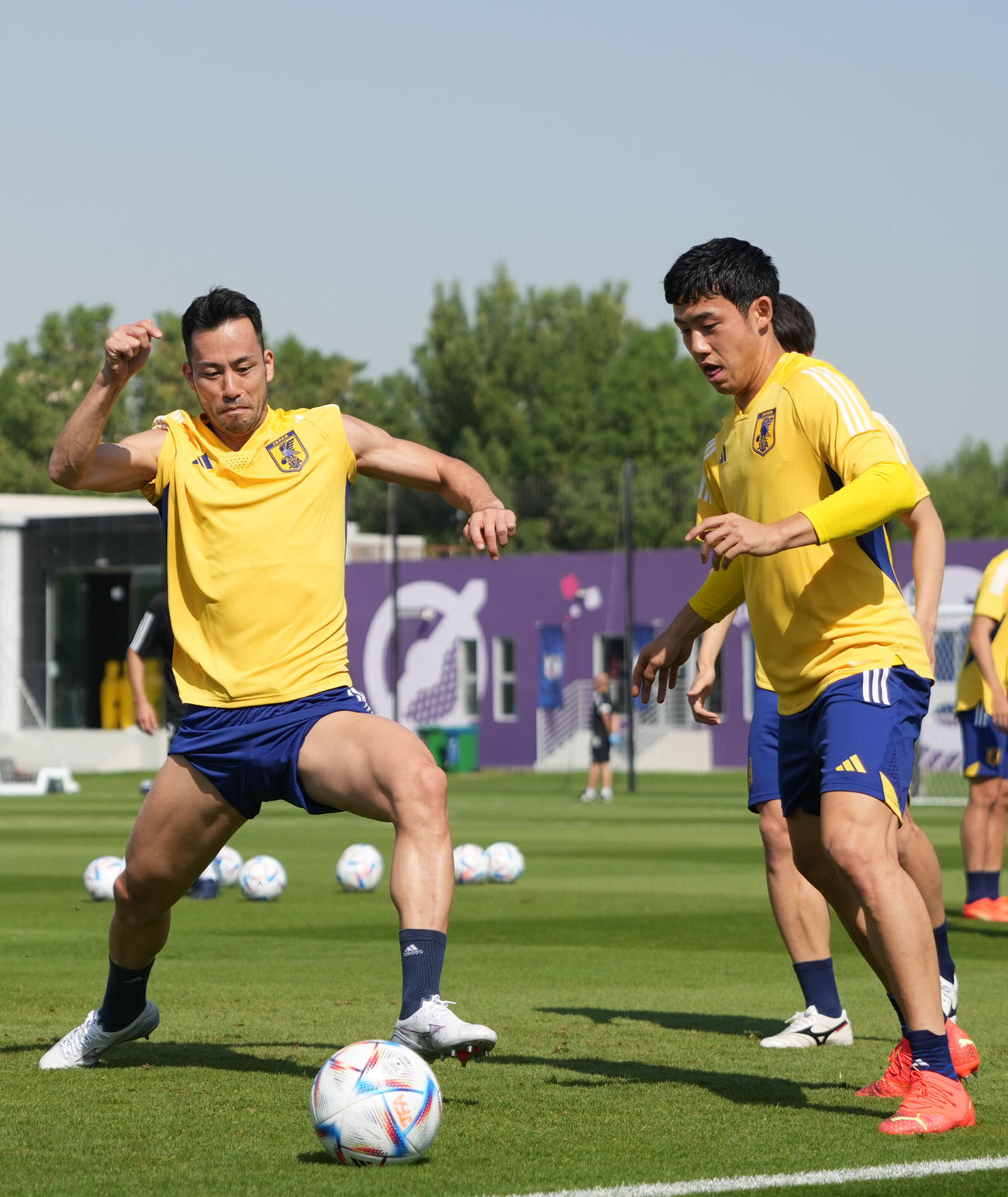 ボール回しで競り合う吉田（左）と遠藤（撮影・横山健太）