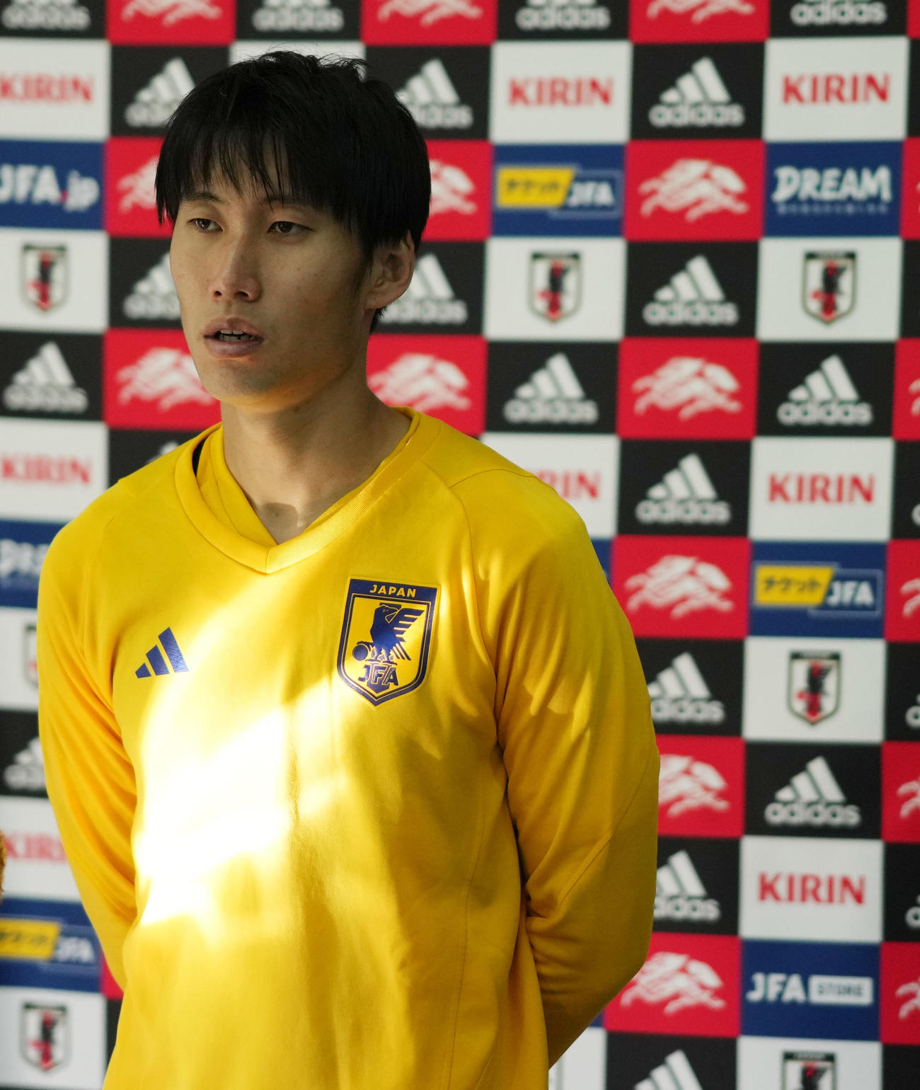 練習を終え取材に応じる鎌田（撮影・横山健太）