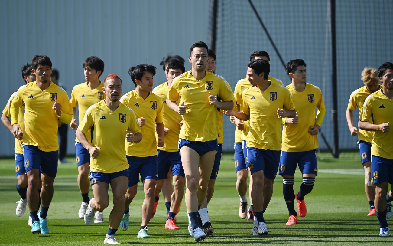 ランニングをする日本代表イレブン（撮影・横山健太）