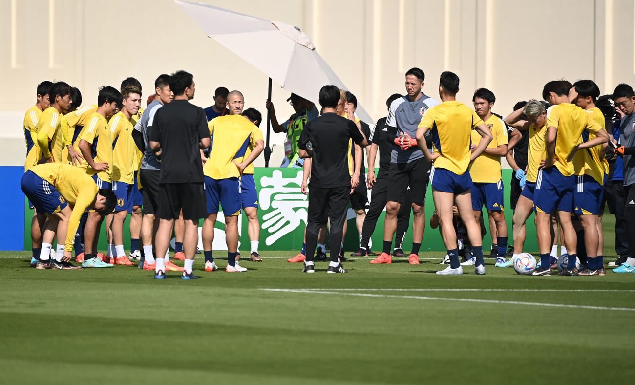 ミーティングをする日本代表イレブン（撮影・横山健太）