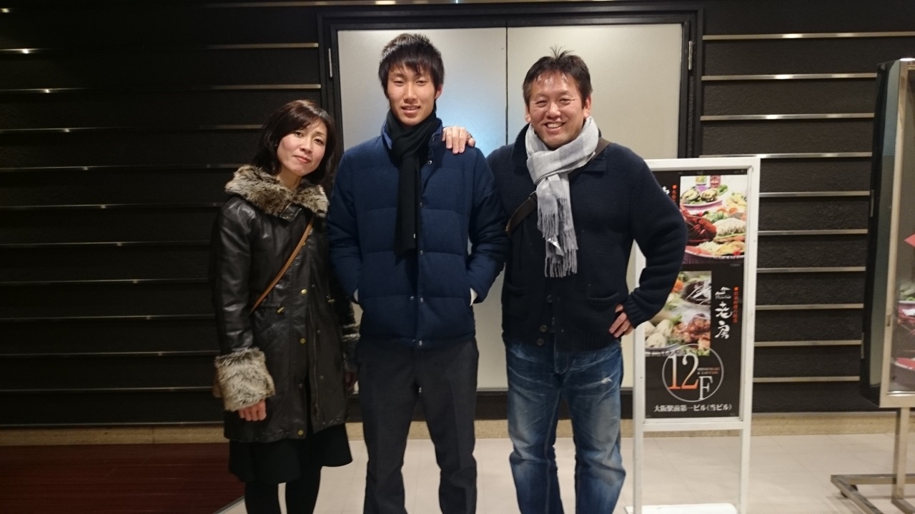 鳥栖入団が決まっていた高3当時の鎌田（中央）と母貴子さん（左）父幹雄さん（家族提供）