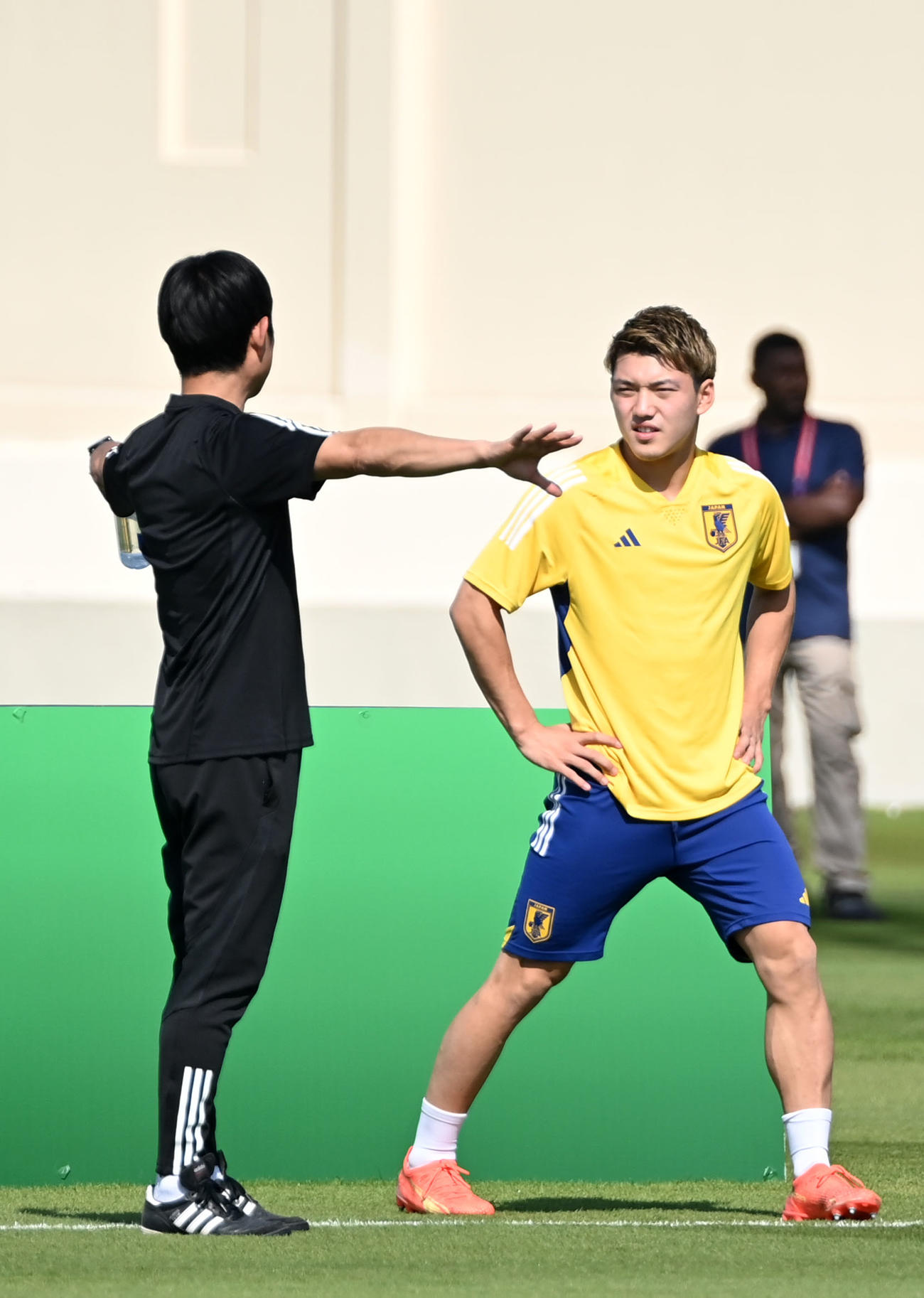 言葉を交わす森保監督（左）と堂安（撮影・横山健太）