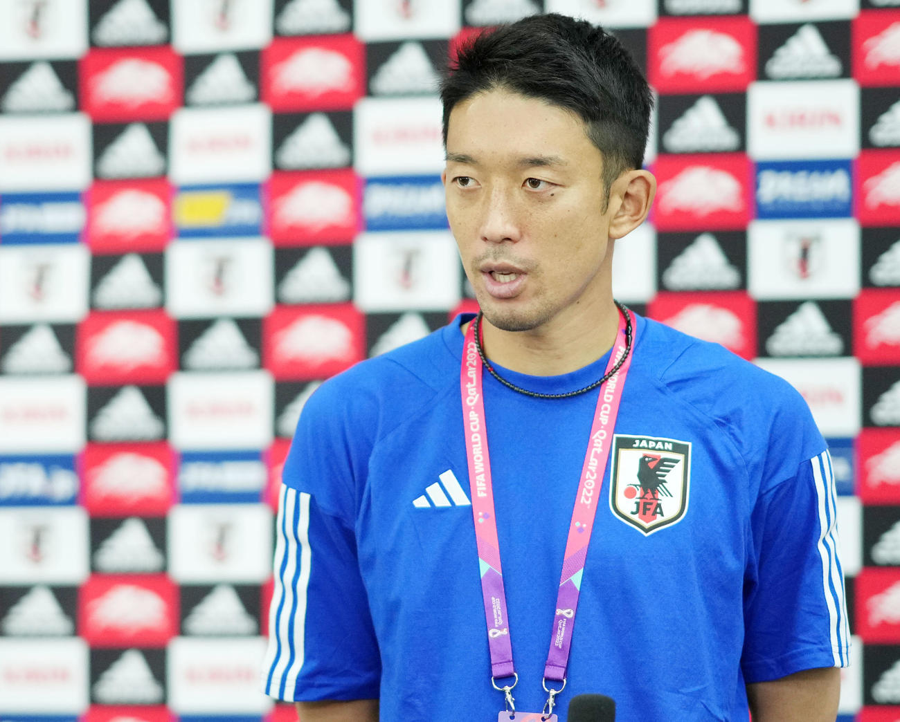 練習を終え取材に応じるGK権田（撮影・横山健太）