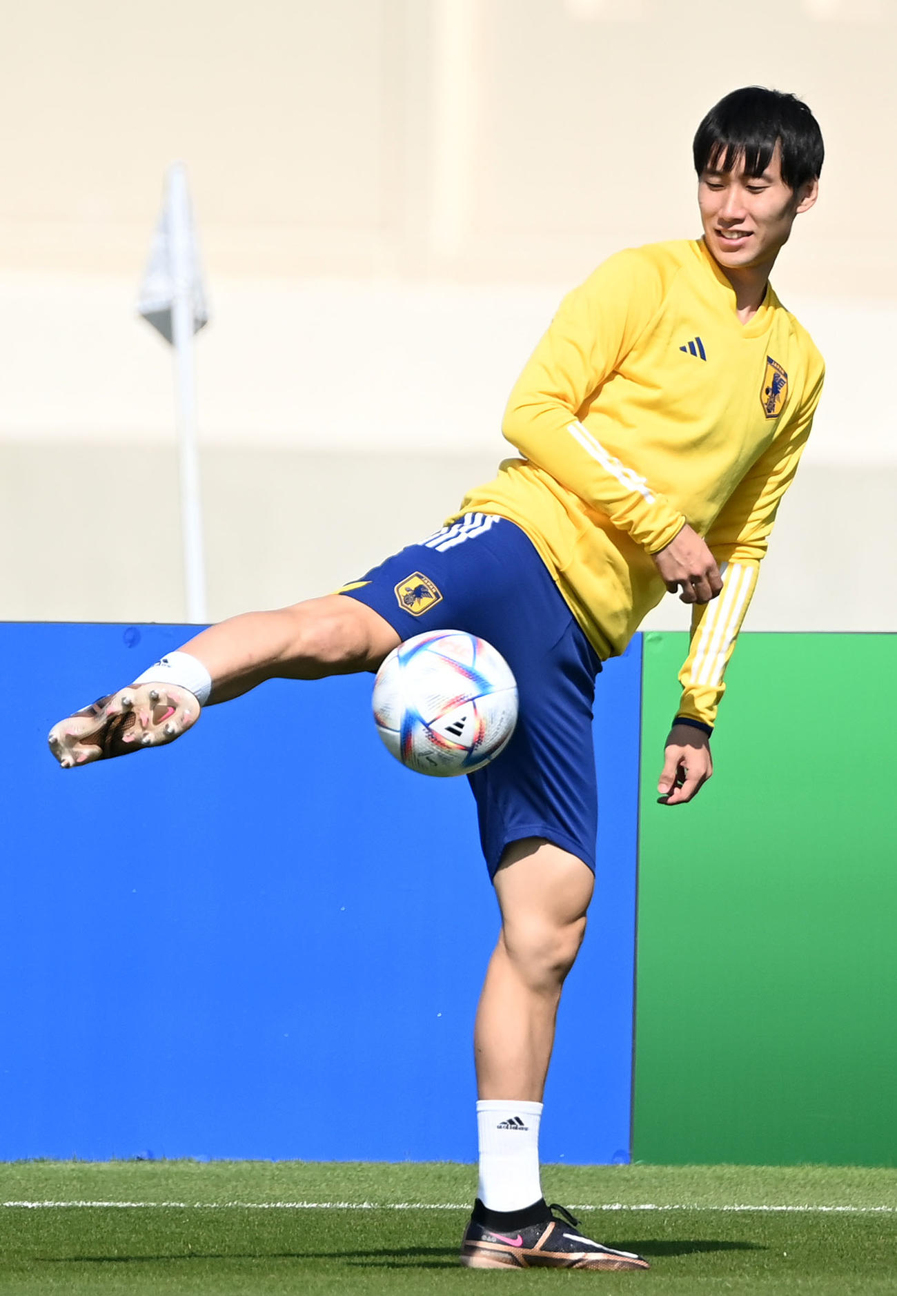 リフティングをする鎌田（撮影・横山健太）