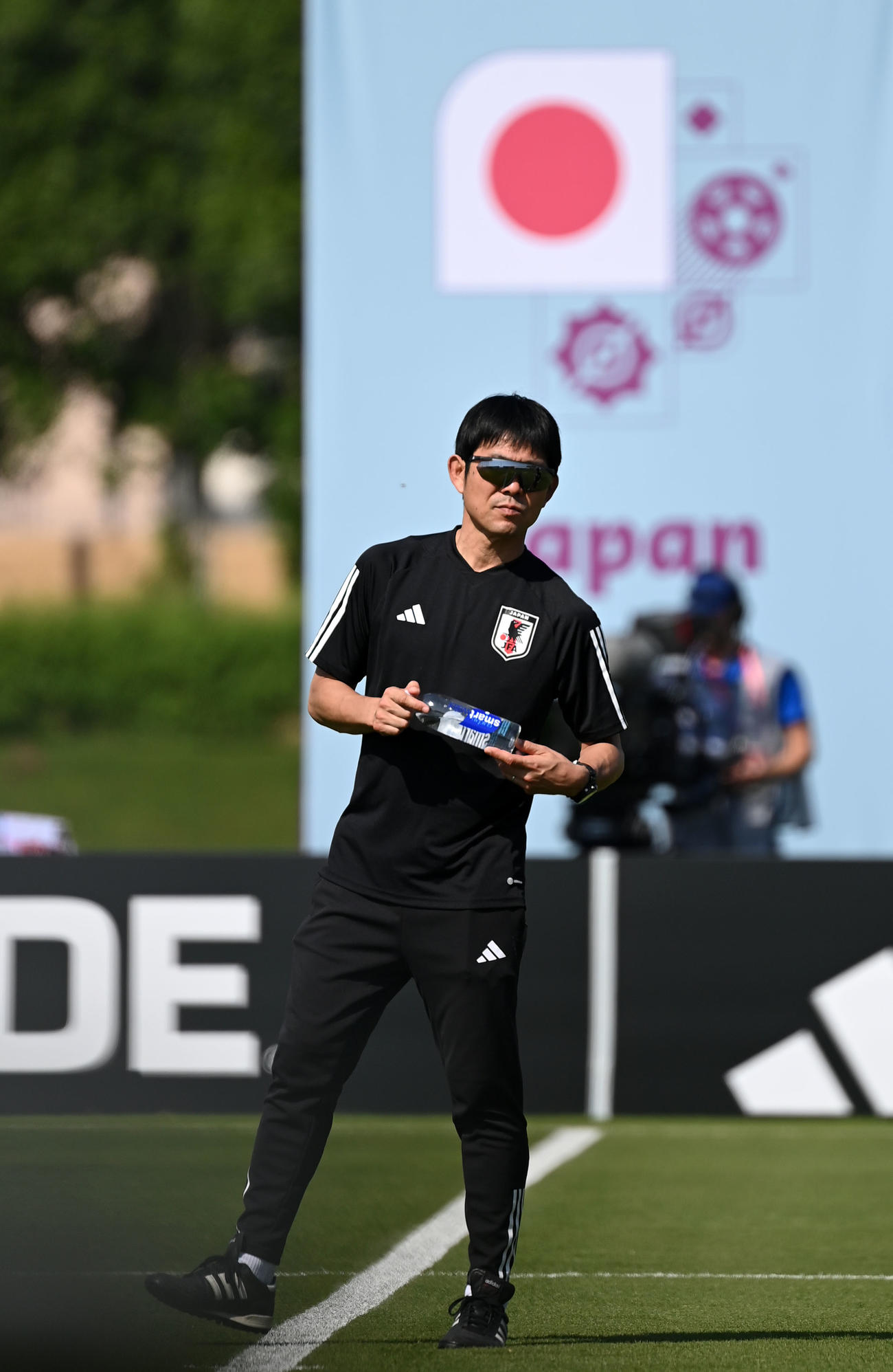 練習を見つめる森保監督（撮影・横山健太）