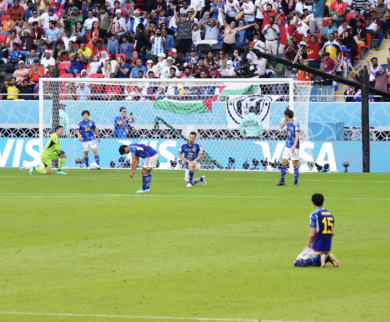 日本対コスタリカ　後半、コスタリカに先制され肩を落とす吉田（奥右から2人目）ら日本の選手たち（撮影・江口和貴）